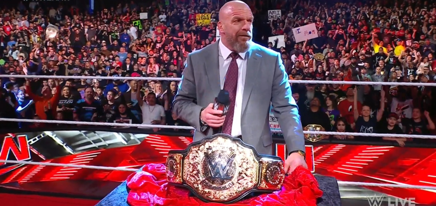 Кто принял решение ввести второй мировой титул в WWE?