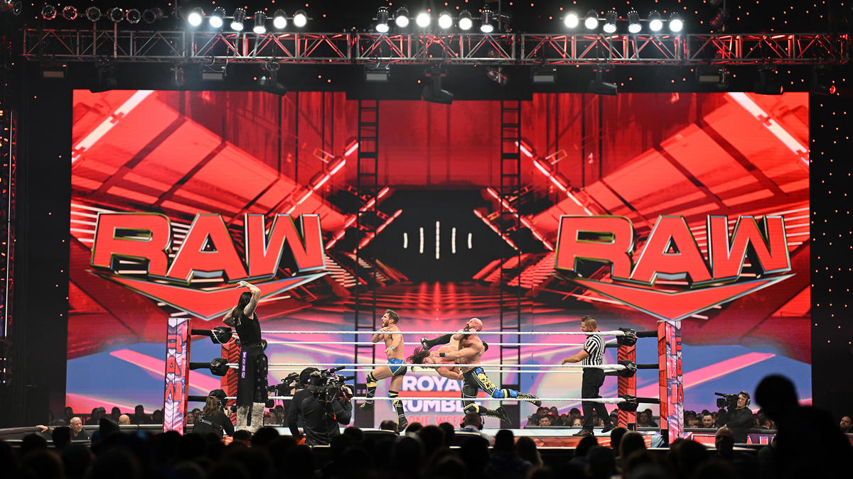 Закулисная информация о том, почему WWE Raw выглядел иначе прошлой ночью
