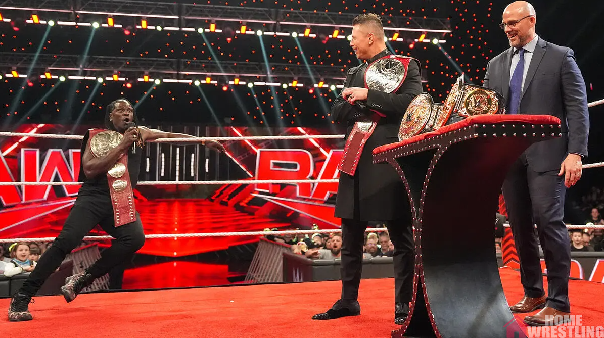 WWE представили новый дизайн командных поясов