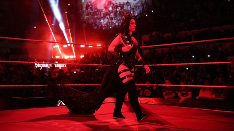 Стефани Вакер официально перешла на RAW